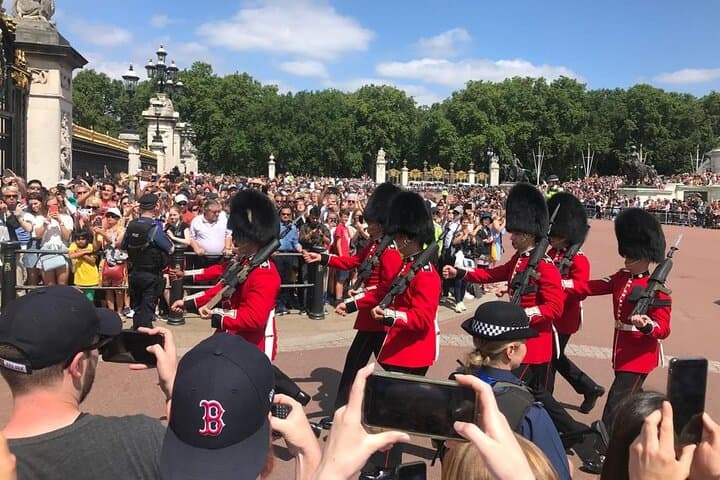 Inside London's Changing of the Guard: Private Half-Day Walking Tour
