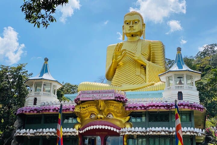 Private Day Trip to Sigiriya Rock & Dambulla Caves from Colombo