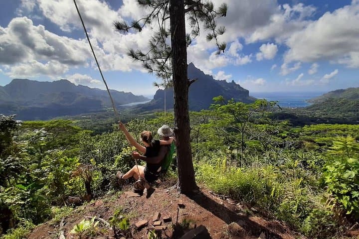 Half-Day Guided Hike to Col des 3 Cocotiers — Opunohu Valley, Moorea