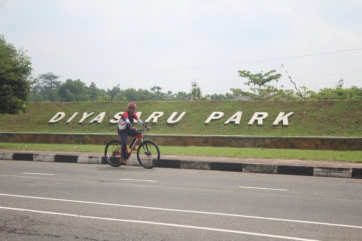 Suburban Cycle Loop: Wetlands, Temples & Parliament Lake near Colombo photo 5