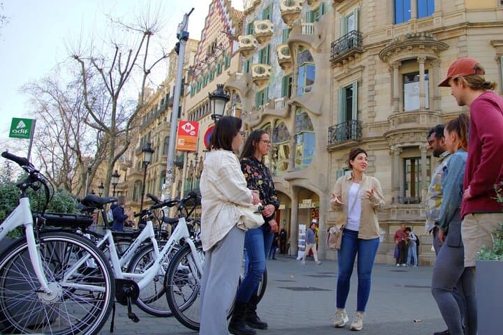 Barcelona Photo Highlights eBike Tour — Sagrada Família to Montjuïc in 4 Hours photo 4