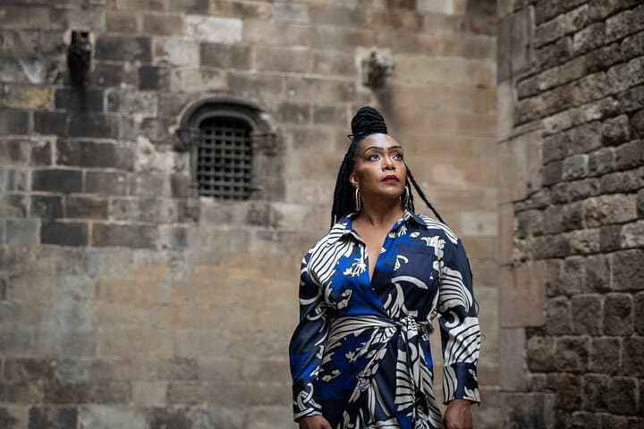Portrait Walk in Barcelona’s Gothic Quarter — Professional Portrait Session in the Old City photo 2
