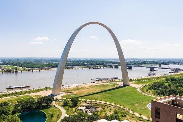 St Louis Arch and Mississippi River Cruise: Small-Group Walking Tour