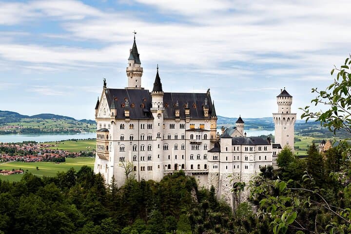 Private Van Tour to Neuschwanstein Castle from Munich — Bavarian Alps Day Trip