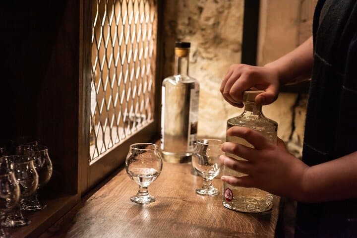 Underground Gin Tasting at The Lost Close: Evolution of Gin in Edinburgh photo 3
