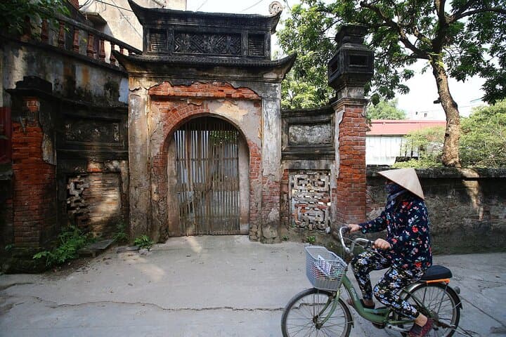 Good Morning Hanoi Private Motorbike Tour: Dawn Markets, Train Street & Hoan Kiem photo 2