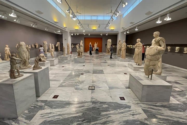 Private Heraklion Day Tour: Knossos, Archaeological Museum & Venetian Harbor photo 4