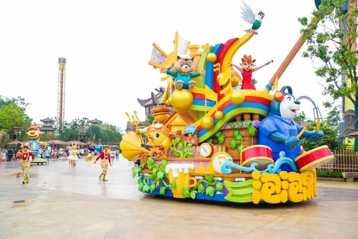Private Day Tour to Sunac Land Amusement Park in Guangzhou — Family-Friendly Rides & Signature Shows
