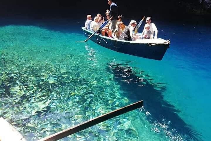 Melissani Lake, Drogarati Cave & Myrtos Photo Stop — Private Kefalonia Tour photo 4