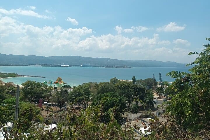 Montego Bay Rafting and Zipline Tour with Beach Transfer