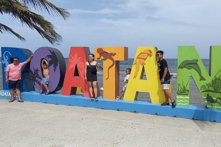 Roatan Highlight Private Tour: Animal Sanctuary, Chocolate & West Bay Beach photo 3