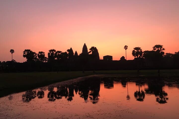 6-Day Cambodia: Angkor Sunrise, Tonle Sap Village & Phnom Penh History Tour photo 4