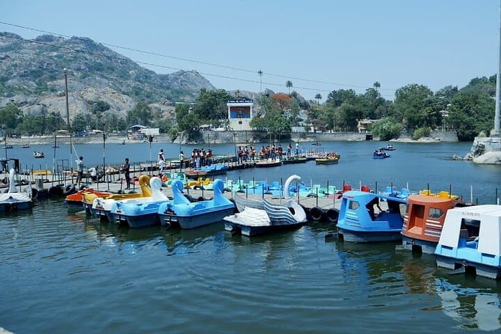 Udaipur to Mount Abu: 5-Day Private Car Tour of Lakes, Temples & Hill Station photo 5