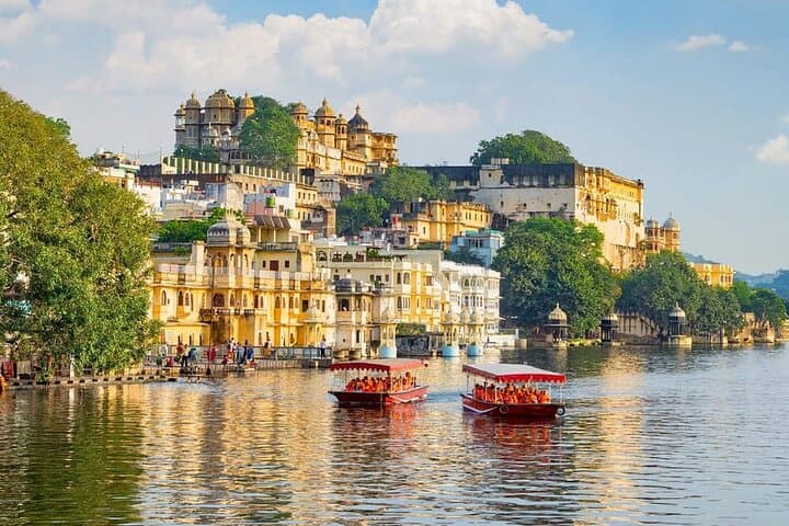 Udaipur to Mount Abu: 5-Day Private Car Tour of Lakes, Temples & Hill Station photo 2