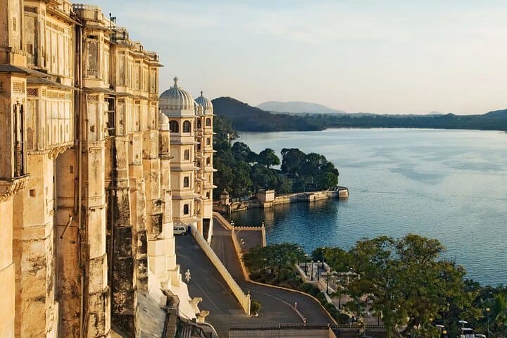 Udaipur to Mount Abu: 5-Day Private Car Tour of Lakes, Temples & Hill Station