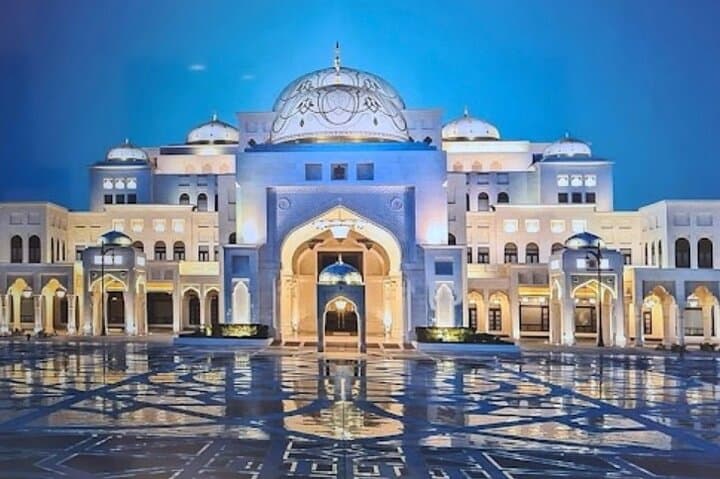 Abu Dhabi Grand Mosque and Emirates Palace Day Tour from Dubai