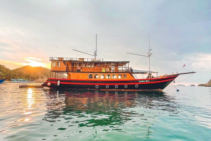 3-Day Luxury Phinisi Sail to Komodo, Padar & Pink Beach photo 2
