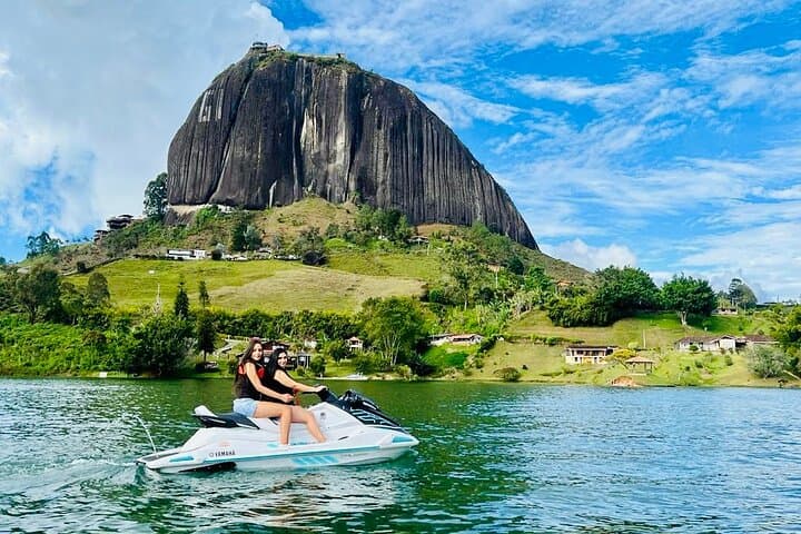 Jetskiing Guatapé: 1-Hour Reservoir Adventure at El Peñol
