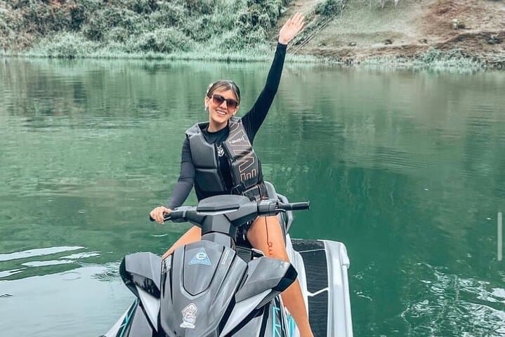 Jetskiing Guatapé: 1-Hour Reservoir Adventure at El Peñol photo 2