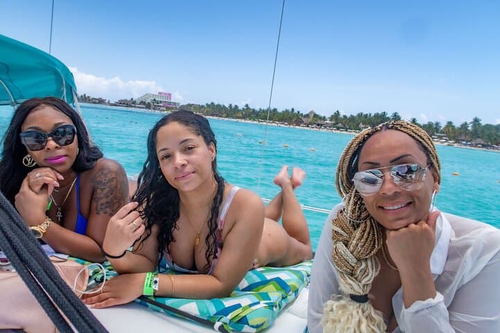 Isla Mujeres Catamaran Tour: Snorkel the Underwater Museum and Open Bar Day Trip photo 2