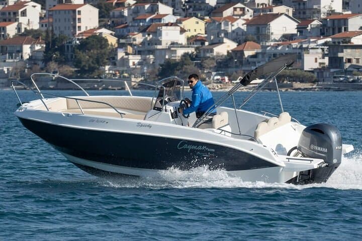 Cayman Deluxe: Brac, Šolta & Blue Lagoon Speedboat Day Cruise