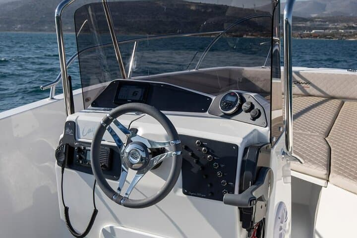 Cayman Deluxe: Brac, Šolta & Blue Lagoon Speedboat Day Cruise photo 5