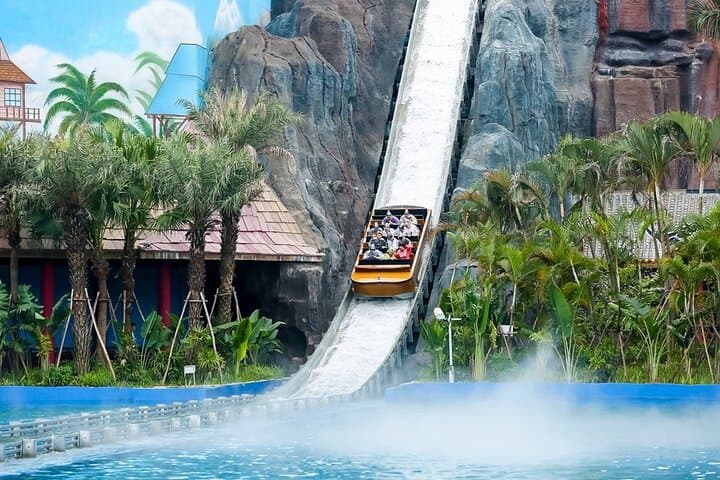 Private Day Tour to Sunac Land Amusement Park in Guangzhou — Family-Friendly Rides & Signature Shows photo 5