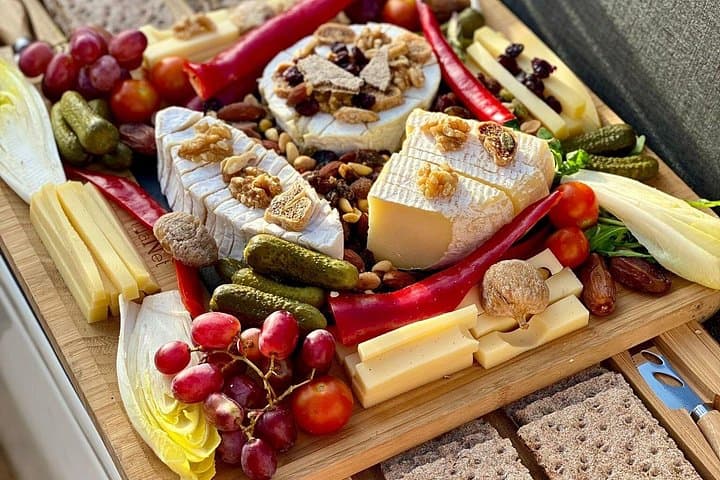 Cheese Platter Cruise on Lake Thun: Private Boat Tour from Interlaken