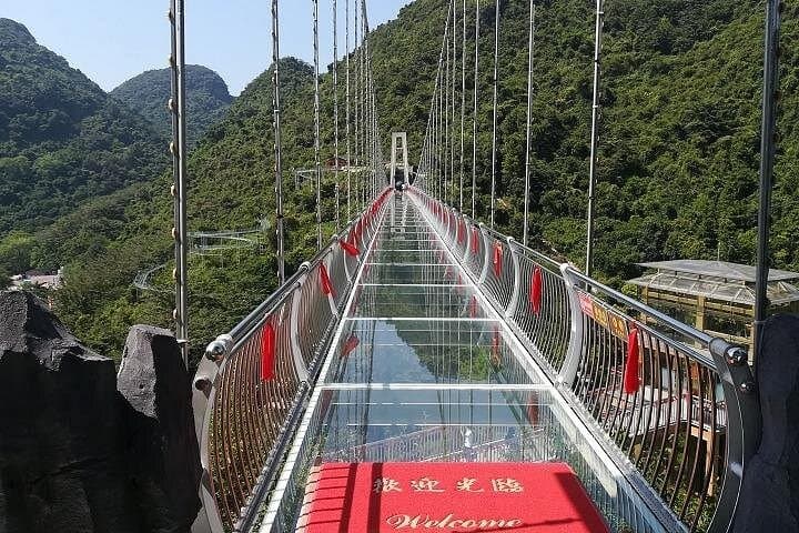 Qingyuan Glass Skywalk, Baojing Cave & Swan Lake Day Tour from Guangzhou