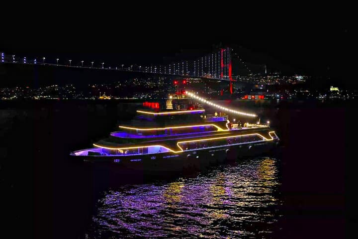 Evening Bosphorus Dinner Cruise: VIP Table, Live Shows & Istanbul Skyline photo 5