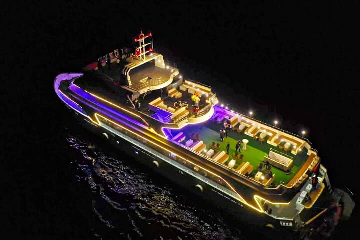 Evening Bosphorus Dinner Cruise: VIP Table, Live Shows & Istanbul Skyline photo 4