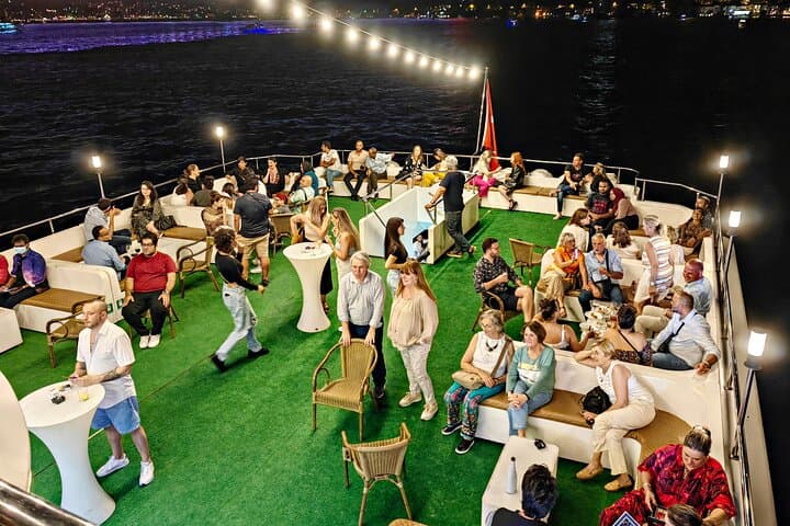 Evening Bosphorus Dinner Cruise: VIP Table, Live Shows & Istanbul Skyline photo 3