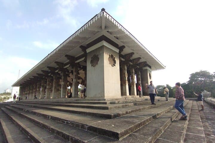 Half-Day Colombo Culture Walk: Private Tuk-Tuk & Temple Immersion photo 3