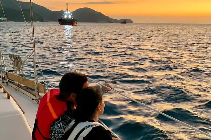Santa Marta Sunset Sailing: Evening Catamaran Cruise in the Bay photo 4