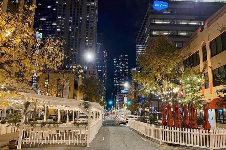 Classic Chicago Food Tour: River North Deep-Dish, Italian Beef & Hot Dog Crawl photo 4