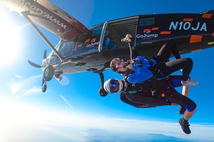 14,000ft Tandem Skydiving Over Oahu’s North Shore with GoJump Hawaii photo 3