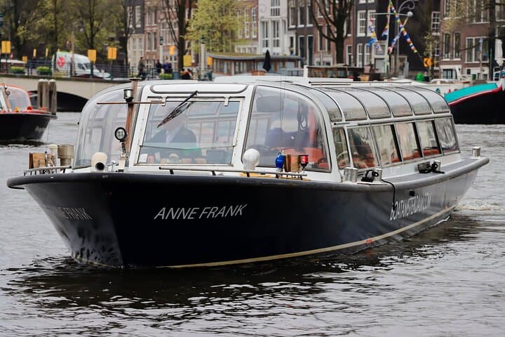 Amsterdam Live Guided Canal Cruise — 1-Hour Sightseeing on Historic Waterways photo 3