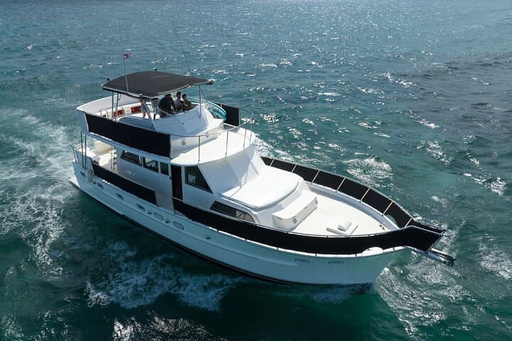 Private 53' Hatteras Yacht to Inha Reef — 4-Hour Playa del Carmen Charter photo 2