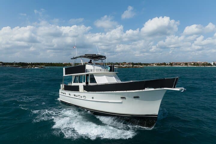 Private 53' Hatteras Yacht to Inha Reef — 4-Hour Playa del Carmen Charter