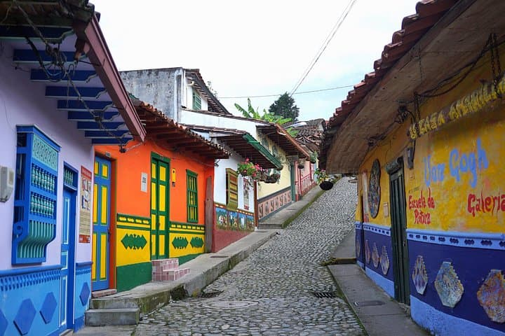 Full-Day Guatapé Experience: Climb Piedra del Peñol, Coffee Tasting & Lake Cruise photo 3