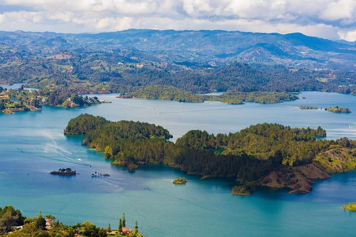 Full-Day Guatapé Experience: Climb Piedra del Peñol, Coffee Tasting & Lake Cruise photo 2