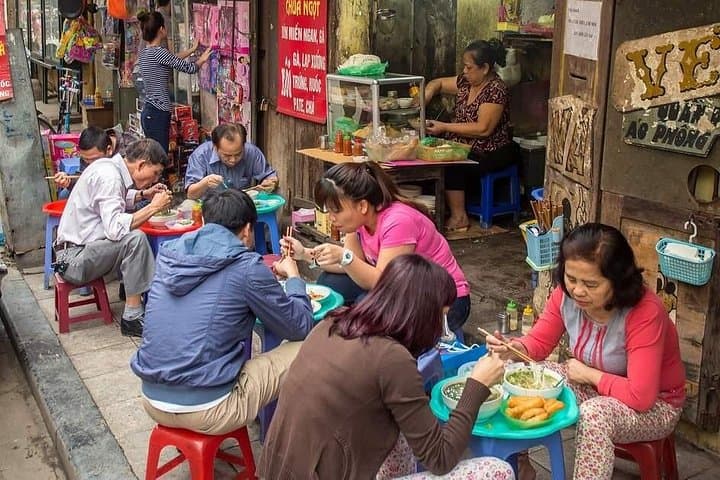 Hanoi Old Quarter Street Food Walking Tour — 3-Hour Evening Eats & Local Flavors photo 3