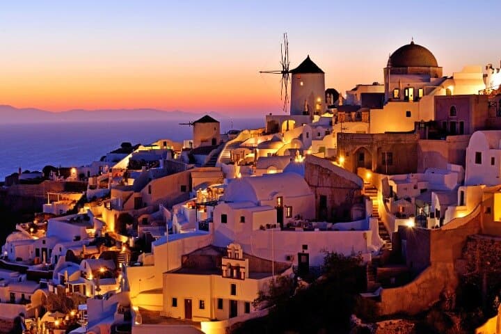 Sunset in Oia: Private Ammoudi Beach Evening Tour in Santorini