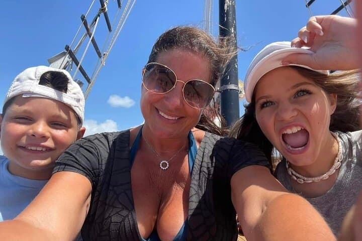 Jolly Pirate Sunset Grub & Grog: Aruba Dinner Sail with DJ, Rope Swing and Open Bar photo 5