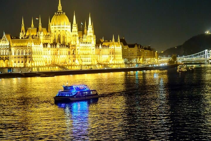 Budapest Piano and Cocktail Cruise on the Danube — Evening Drinks & Live Music photo 4