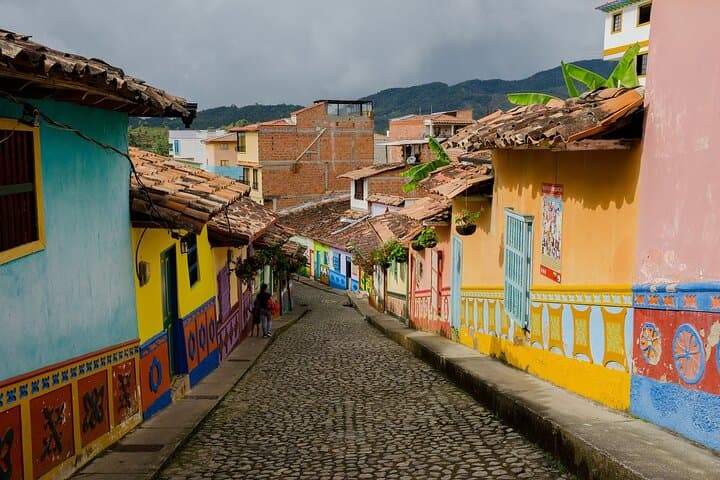 Full-Day Guatapé Escape: El Peñol, Colorful Zócalos & Majestic Yacht Cruise photo 2