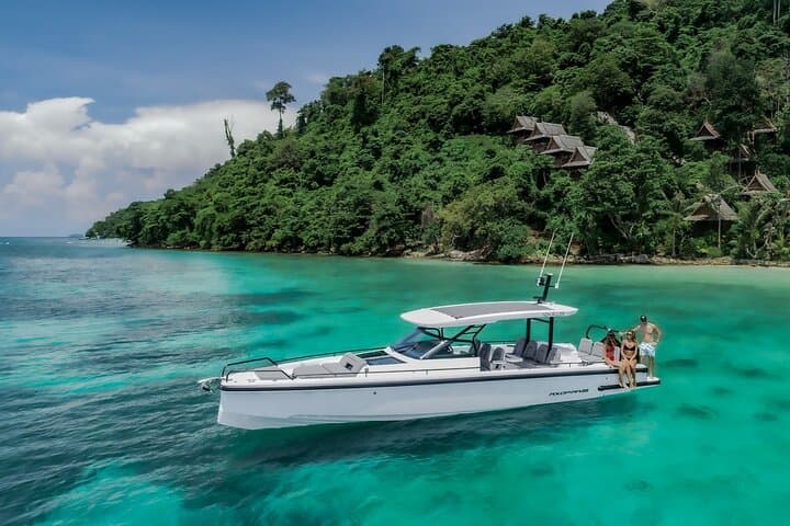 Whitsundays Private Charter on Axopar 37 'Cheeky' — Snorkel, Beaches & Island Hops