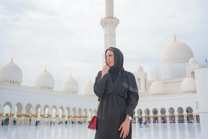 Abu Dhabi Day Tour from Dubai: Sheikh Zayed Mosque, Louvre & Corniche