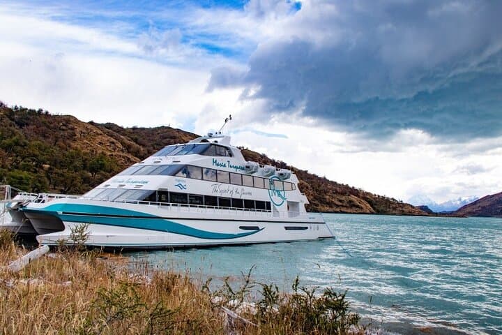 Luxury Glacier Cruise: Gourmet Full-Day Navigation of Los Glaciares photo 5