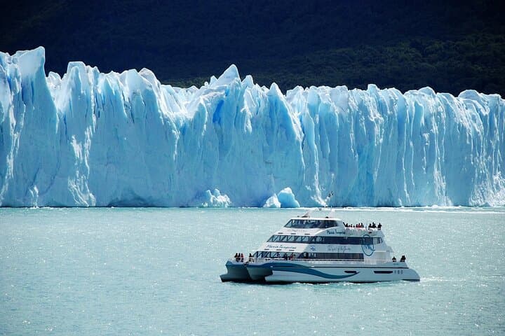 Luxury Glacier Cruise: Gourmet Full-Day Navigation of Los Glaciares
